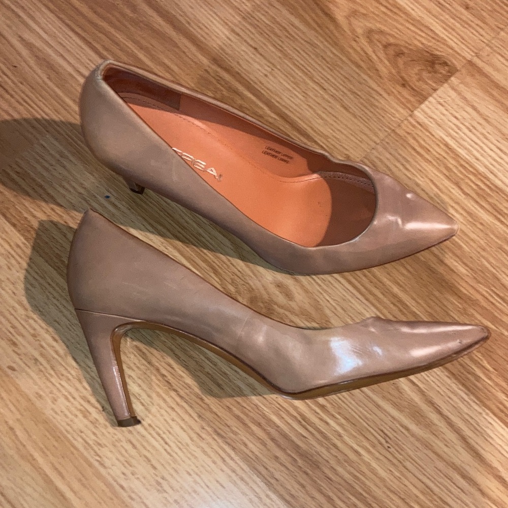 Via Spiga Nude Tan Leather Pointed Toe Heels sz 6 1/2 *IMPERFECTIONS*